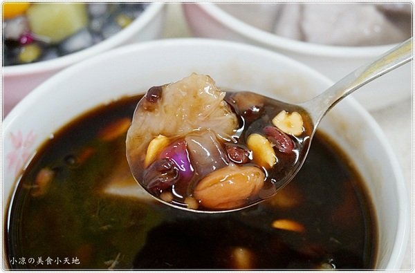 伊豆古早味挫冰：台中南區』忠孝夜市伊豆古早味挫冰║冬季限定的溫暖幸福滋味，暖呼呼的甜湯，吃過的人都說料多實在 ！