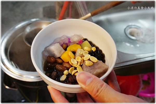 伊豆古早味挫冰：台中南區』忠孝夜市伊豆古早味挫冰║冬季限定的溫暖幸福滋味，暖呼呼的甜湯，吃過的人都說料多實在 ！