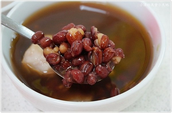 伊豆古早味挫冰：台中南區』忠孝夜市伊豆古早味挫冰║冬季限定的溫暖幸福滋味，暖呼呼的甜湯，吃過的人都說料多實在 ！