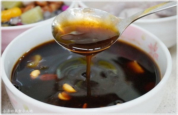 伊豆古早味挫冰：台中南區』忠孝夜市伊豆古早味挫冰║冬季限定的溫暖幸福滋味，暖呼呼的甜湯，吃過的人都說料多實在 ！