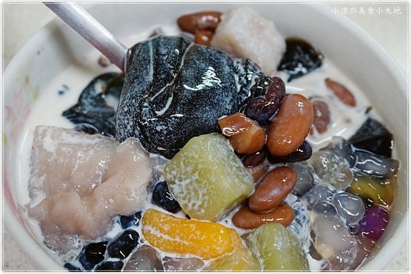 伊豆古早味挫冰：台中南區』忠孝夜市伊豆古早味挫冰║冬季限定的溫暖幸福滋味，暖呼呼的甜湯，吃過的人都說料多實在 ！