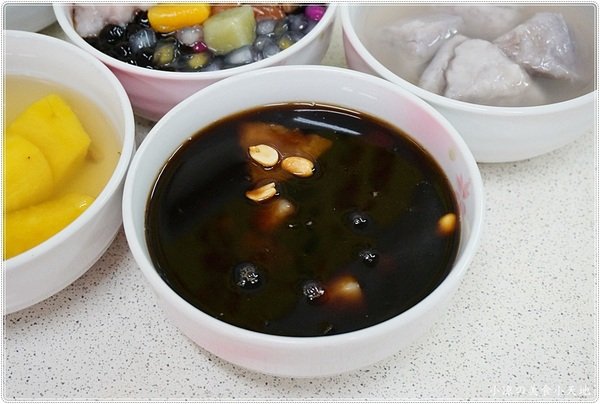 伊豆古早味挫冰：台中南區』忠孝夜市伊豆古早味挫冰║冬季限定的溫暖幸福滋味，暖呼呼的甜湯，吃過的人都說料多實在 ！