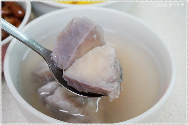 伊豆古早味挫冰：台中南區』忠孝夜市伊豆古早味挫冰║冬季限定的溫暖幸福滋味，暖呼呼的甜湯，吃過的人都說料多實在 ！