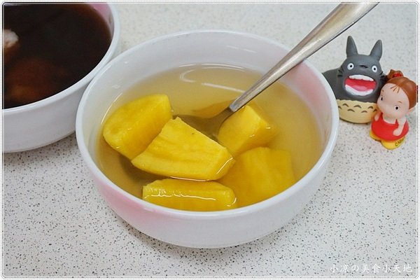 伊豆古早味挫冰：台中南區』忠孝夜市伊豆古早味挫冰║冬季限定的溫暖幸福滋味，暖呼呼的甜湯，吃過的人都說料多實在 ！