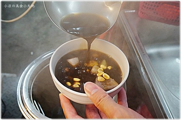 伊豆古早味挫冰：台中南區』忠孝夜市伊豆古早味挫冰║冬季限定的溫暖幸福滋味，暖呼呼的甜湯，吃過的人都說料多實在 ！