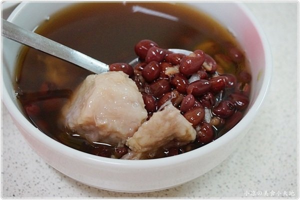 伊豆古早味挫冰：台中南區』忠孝夜市伊豆古早味挫冰║冬季限定的溫暖幸福滋味，暖呼呼的甜湯，吃過的人都說料多實在 ！