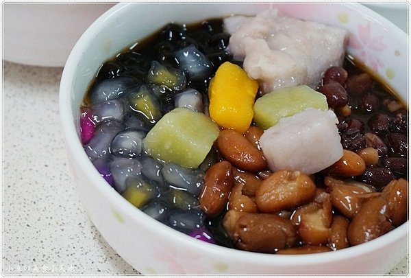 伊豆古早味挫冰：台中南區』忠孝夜市伊豆古早味挫冰║冬季限定的溫暖幸福滋味，暖呼呼的甜湯，吃過的人都說料多實在 ！