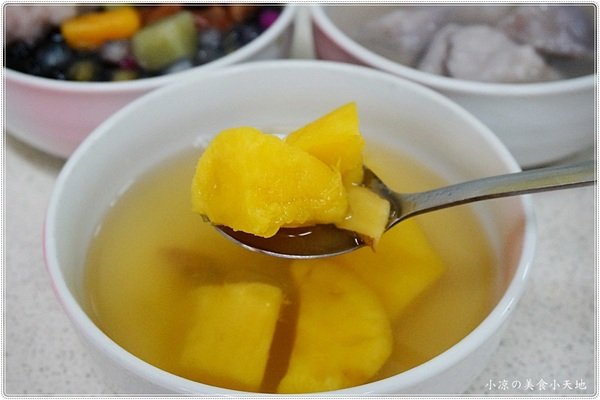 伊豆古早味挫冰：台中南區』忠孝夜市伊豆古早味挫冰║冬季限定的溫暖幸福滋味，暖呼呼的甜湯，吃過的人都說料多實在 ！