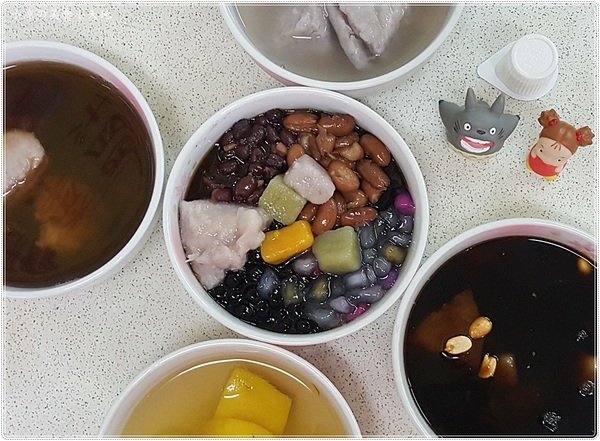 伊豆古早味挫冰：台中南區』忠孝夜市伊豆古早味挫冰║冬季限定的溫暖幸福滋味，暖呼呼的甜湯，吃過的人都說料多實在 ！