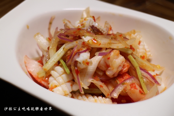 DOUBLE泰：新莊泰式料理『DOUBLE泰』南洋風味料理/摩摩喳喳/芋汁香蕉/捷運輔大站