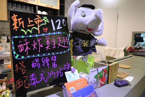 DOUBLE泰：【新莊美食】DOUBLE泰-南洋風味料理，室內裝潢異國美拍場景，捷運輔大站中正路泰式料理