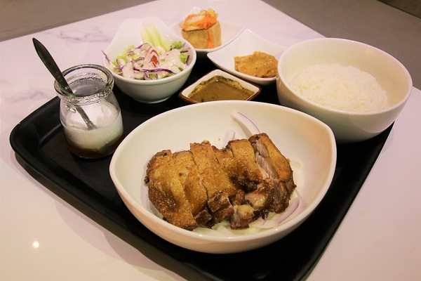 DOUBLE泰：【新莊美食】DOUBLE泰-南洋風味料理，室內裝潢異國美拍場景，捷運輔大站中正路泰式料理