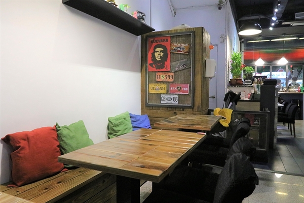 DOUBLE泰：【新莊美食】DOUBLE泰-南洋風味料理，室內裝潢異國美拍場景，捷運輔大站中正路泰式料理