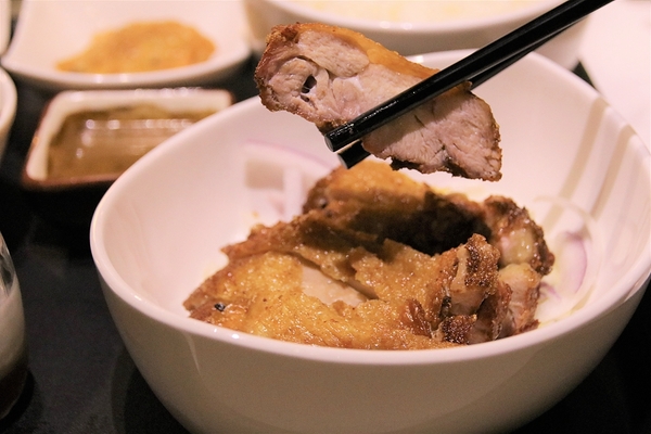 DOUBLE泰：【新莊美食】DOUBLE泰-南洋風味料理，室內裝潢異國美拍場景，捷運輔大站中正路泰式料理