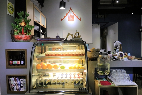 DOUBLE泰：【新莊美食】DOUBLE泰-南洋風味料理，室內裝潢異國美拍場景，捷運輔大站中正路泰式料理