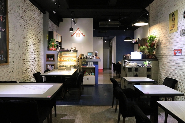 DOUBLE泰：【新莊美食】DOUBLE泰-南洋風味料理，室內裝潢異國美拍場景，捷運輔大站中正路泰式料理