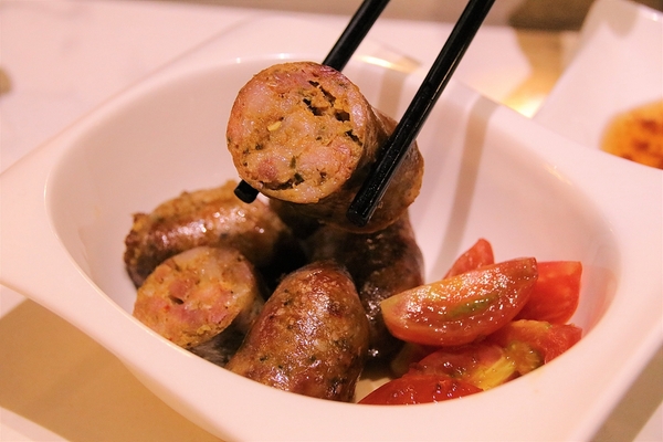 DOUBLE泰：【新莊美食】DOUBLE泰-南洋風味料理，室內裝潢異國美拍場景，捷運輔大站中正路泰式料理