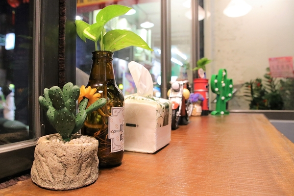 DOUBLE泰：【新莊美食】DOUBLE泰-南洋風味料理，室內裝潢異國美拍場景，捷運輔大站中正路泰式料理