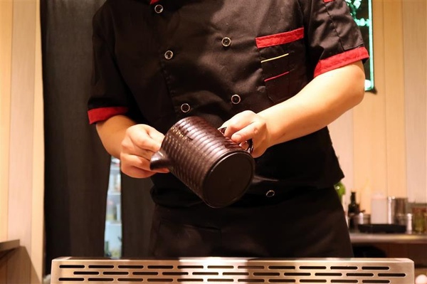 拾捌創意鐵板料理：新店鐵板燒 拾捌創意鐵板料理 現流海鮮鐵板燒(影片) 創意美味兼具 七張捷運站樓上~