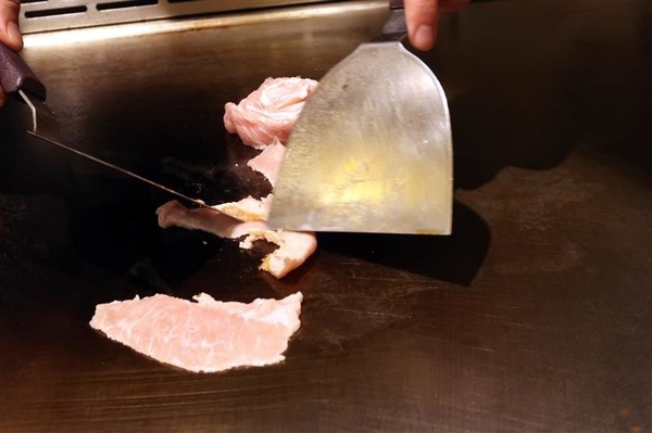 拾捌創意鐵板料理：新店鐵板燒 拾捌創意鐵板料理 現流海鮮鐵板燒(影片) 創意美味兼具 七張捷運站樓上~