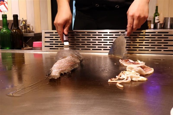 拾捌創意鐵板料理：新店鐵板燒 拾捌創意鐵板料理 現流海鮮鐵板燒(影片) 創意美味兼具 七張捷運站樓上~