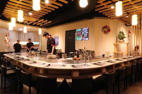 拾捌創意鐵板料理：新店鐵板燒 拾捌創意鐵板料理 現流海鮮鐵板燒(影片) 創意美味兼具 七張捷運站樓上~