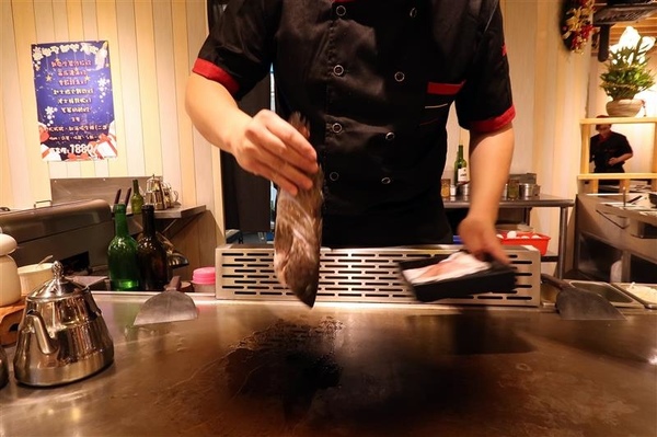 拾捌創意鐵板料理：新店鐵板燒 拾捌創意鐵板料理 現流海鮮鐵板燒(影片) 創意美味兼具 七張捷運站樓上~