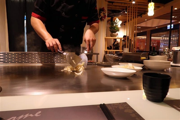 拾捌創意鐵板料理：新店鐵板燒 拾捌創意鐵板料理 現流海鮮鐵板燒(影片) 創意美味兼具 七張捷運站樓上~