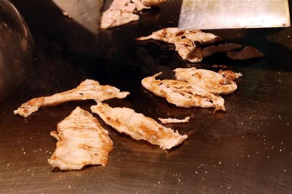 拾捌創意鐵板料理：新店鐵板燒 拾捌創意鐵板料理 現流海鮮鐵板燒(影片) 創意美味兼具 七張捷運站樓上~