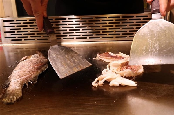 拾捌創意鐵板料理：新店鐵板燒 拾捌創意鐵板料理 現流海鮮鐵板燒(影片) 創意美味兼具 七張捷運站樓上~