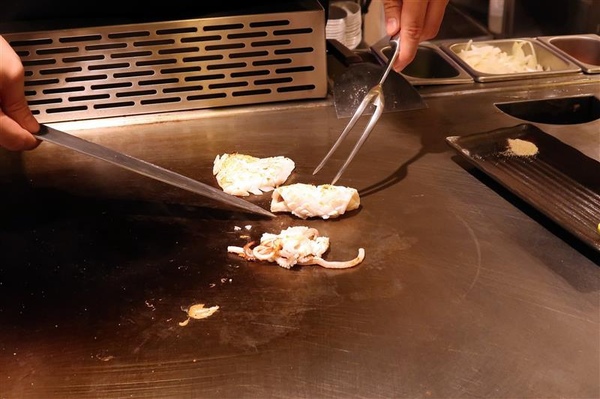 拾捌創意鐵板料理：新店鐵板燒 拾捌創意鐵板料理 現流海鮮鐵板燒(影片) 創意美味兼具 七張捷運站樓上~