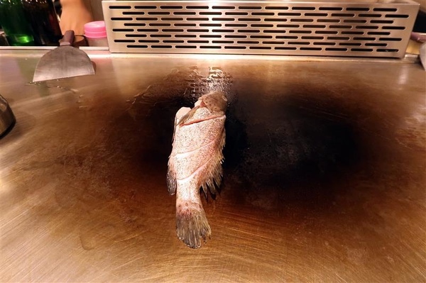 拾捌創意鐵板料理：新店鐵板燒 拾捌創意鐵板料理 現流海鮮鐵板燒(影片) 創意美味兼具 七張捷運站樓上~