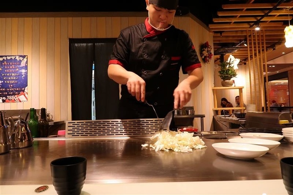 拾捌創意鐵板料理：新店鐵板燒 拾捌創意鐵板料理 現流海鮮鐵板燒(影片) 創意美味兼具 七張捷運站樓上~