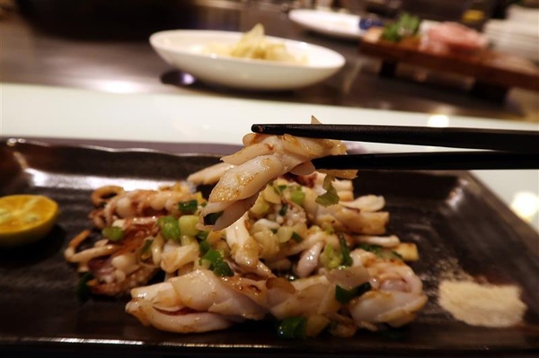 拾捌創意鐵板料理：新店鐵板燒 拾捌創意鐵板料理 現流海鮮鐵板燒(影片) 創意美味兼具 七張捷運站樓上~