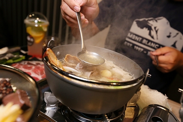 high鍋：【台南美食】成大學區內必吃鍋物！無敵欠拍海鮮鍋，好評登場：High鍋