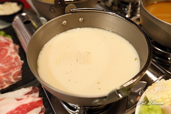 high鍋：【台南美食】成大學區內必吃鍋物！無敵欠拍海鮮鍋，好評登場：High鍋