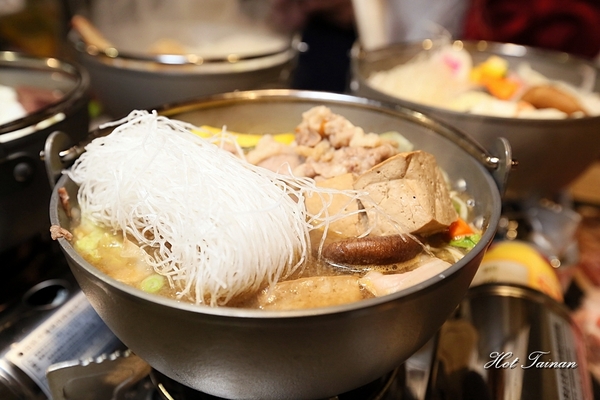 high鍋：【台南美食】成大學區內必吃鍋物！無敵欠拍海鮮鍋，好評登場：High鍋