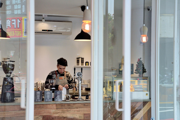 Light Beam Coffee Roasters：台中| LIGHTBEAM COFFEE ROASTERS · 陽光灑落玻璃窗，點杯咖啡曬生活