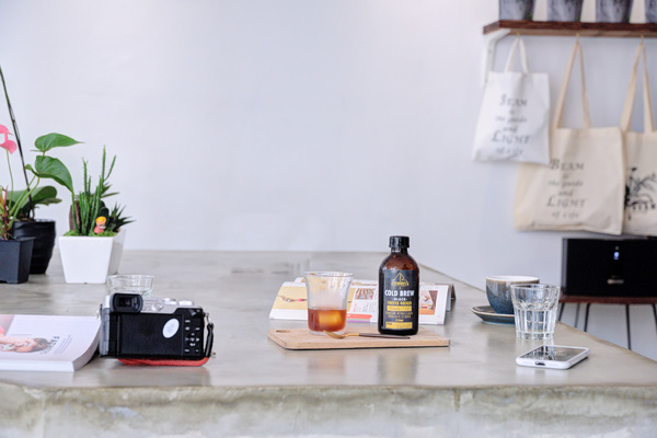 Light Beam Coffee Roasters：台中| LIGHTBEAM COFFEE ROASTERS · 陽光灑落玻璃窗，點杯咖啡曬生活