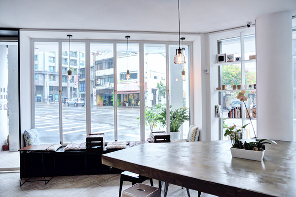 Light Beam Coffee Roasters：台中| LIGHTBEAM COFFEE ROASTERS · 陽光灑落玻璃窗，點杯咖啡曬生活