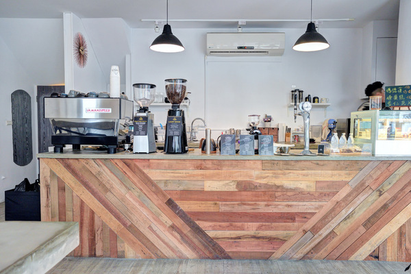 Light Beam Coffee Roasters：台中| LIGHTBEAM COFFEE ROASTERS · 陽光灑落玻璃窗，點杯咖啡曬生活