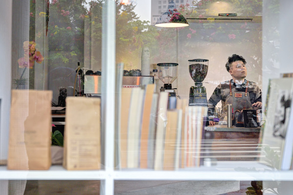 Light Beam Coffee Roasters：台中| LIGHTBEAM COFFEE ROASTERS · 陽光灑落玻璃窗，點杯咖啡曬生活