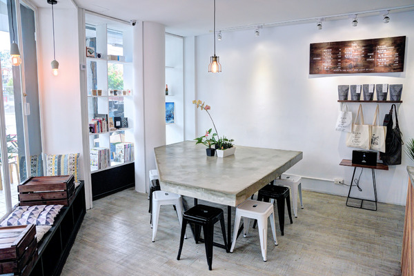 Light Beam Coffee Roasters：台中| LIGHTBEAM COFFEE ROASTERS · 陽光灑落玻璃窗，點杯咖啡曬生活