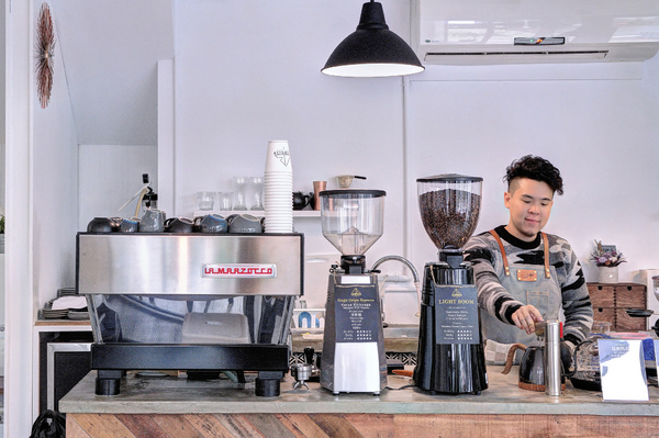 Light Beam Coffee Roasters：台中| LIGHTBEAM COFFEE ROASTERS · 陽光灑落玻璃窗，點杯咖啡曬生活