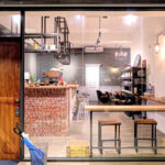 Light Beam Coffee Roasters：台中| LIGHTBEAM COFFEE ROASTERS · 陽光灑落玻璃窗，點杯咖啡曬生活