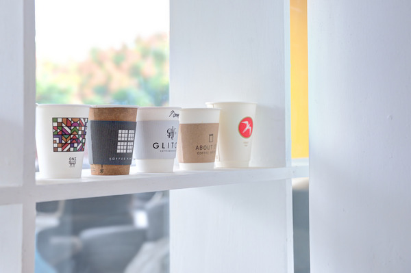 Light Beam Coffee Roasters：台中| LIGHTBEAM COFFEE ROASTERS · 陽光灑落玻璃窗，點杯咖啡曬生活