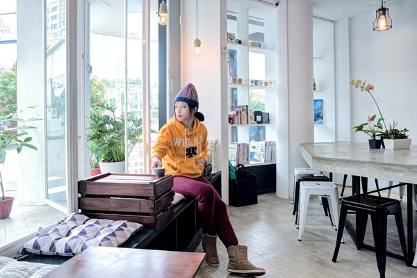 Light Beam Coffee Roasters：台中| LIGHTBEAM COFFEE ROASTERS · 陽光灑落玻璃窗，點杯咖啡曬生活