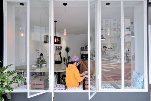 Light Beam Coffee Roasters：台中| LIGHTBEAM COFFEE ROASTERS · 陽光灑落玻璃窗，點杯咖啡曬生活