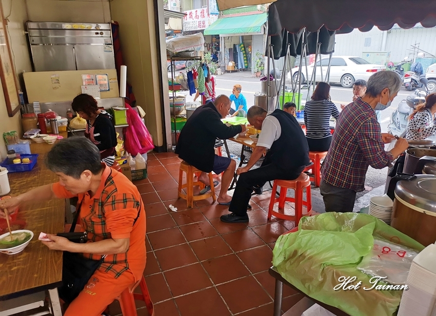 台南在地人的私藏秘店！蒜頭飯必點，不吃會後悔：阿興虱目魚 - 熱血玩台南。跳躍新世界