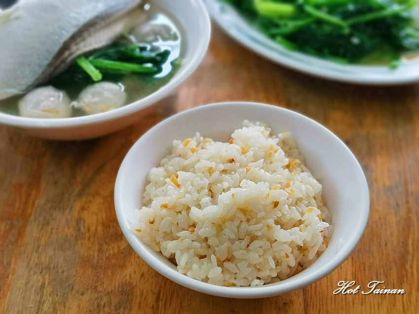 台南在地人的私藏秘店！蒜頭飯必點，不吃會後悔：阿興虱目魚 - 熱血玩台南。跳躍新世界